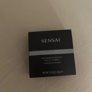 Ögonskuggspalett från Sensai - Elegant ögonskuggspalett från Sensai med tre nyanser och en eyeliner. Perfekt för att skapa både subtila och dramatiska looker. Kompakt och stilren förpackning, idealisk för sminkväskan. Pris kan diskuteras!