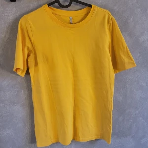 Gul t-shirt  - Gul t-shirt från Only, storlek xs