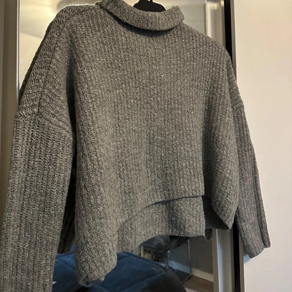 Grå stickad polotröja