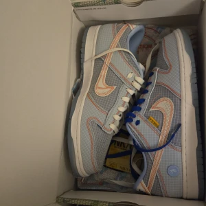 UN/LA Nike dunks - Säljer mina helt nya UN/LA Nike dunks. Helt nya,aldrig använda. Köptes från pardon my kicks. Säljer dom för 2500kr men nypris 3000-3500kr. Original box med alla tillbehör finns.