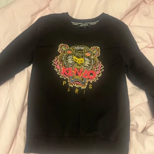 Svart tröja med tigerbroderi från Kenzo - Säljer en svart tröja från Kenzo storlek S den har inga defekter och knappr använd skriv gärna om de önskas fler bilder 💞