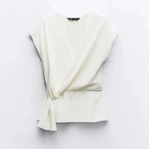 Zara blus - Säljer nu min skit snygga Zara blus som tyvärr inte kommer till användning längre! Den är i nyskick och är i storlek S🙌🏼 Bild på kan fås privat såklart, pris kan även diskuteras!