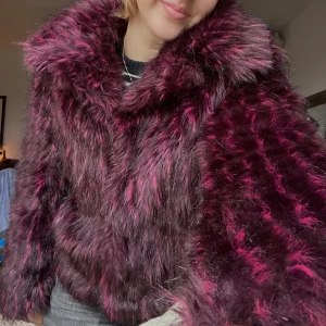 Lila fuskpälsjacka💓💓 - Säljer en supercool lila pälsjacka i syntetmaterial. Den är perfekt för att göra ett statement på festen eller bara hålla sig varm och snygg under hösten. Jackan har långa ärmar och en fluffig look som verkligen sticker ut. Passar perfekt för dig som vill ha något unikt i garderoben!💓💓 Från H&M men köpt vintage!