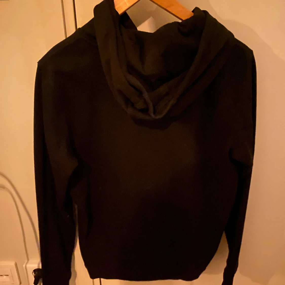 Svart hoodie med logga - 90