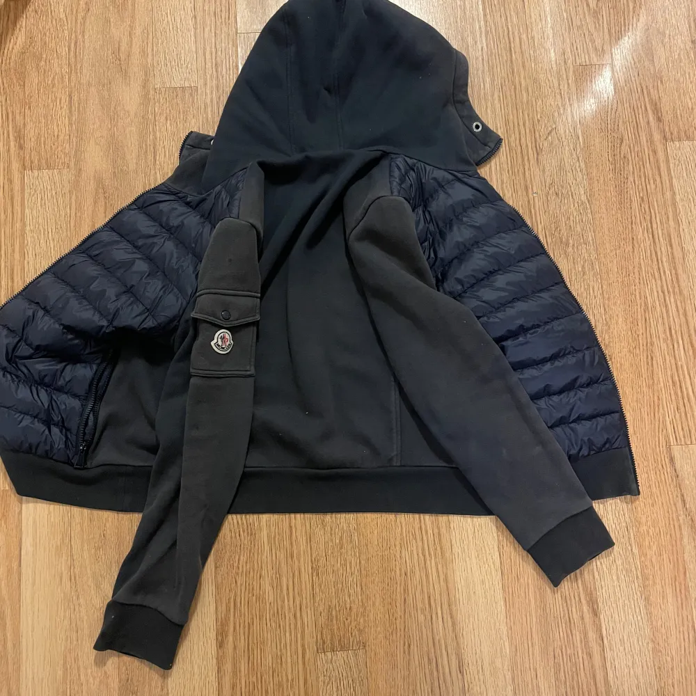 Äkta moncler Jacka.Jag köpte den för 9000 tusen . Takit.