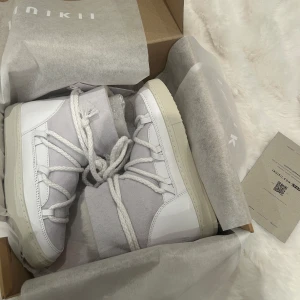 Inuikii - Säljer ett par stilrena vita skor från Inuikii. Helt oanvända i vitt (ljusare irl), storlek 37 