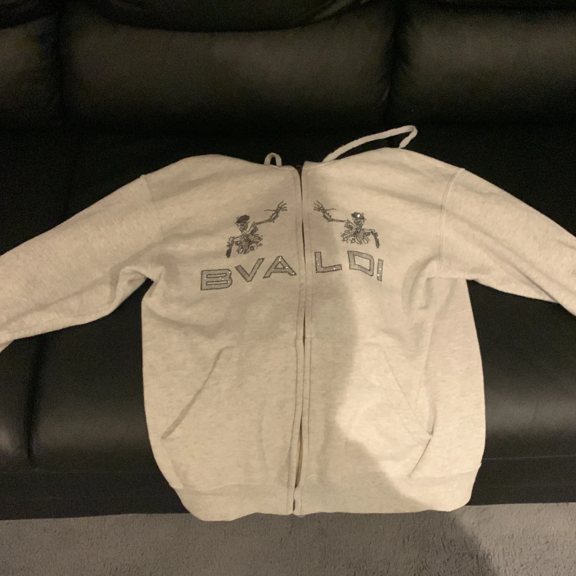 Grå Bvaldi hoodie