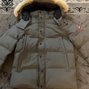 Canada Goose wyndhamn - hej säljer nu min canada goose wyndhamn helt nytt skick storlek M 