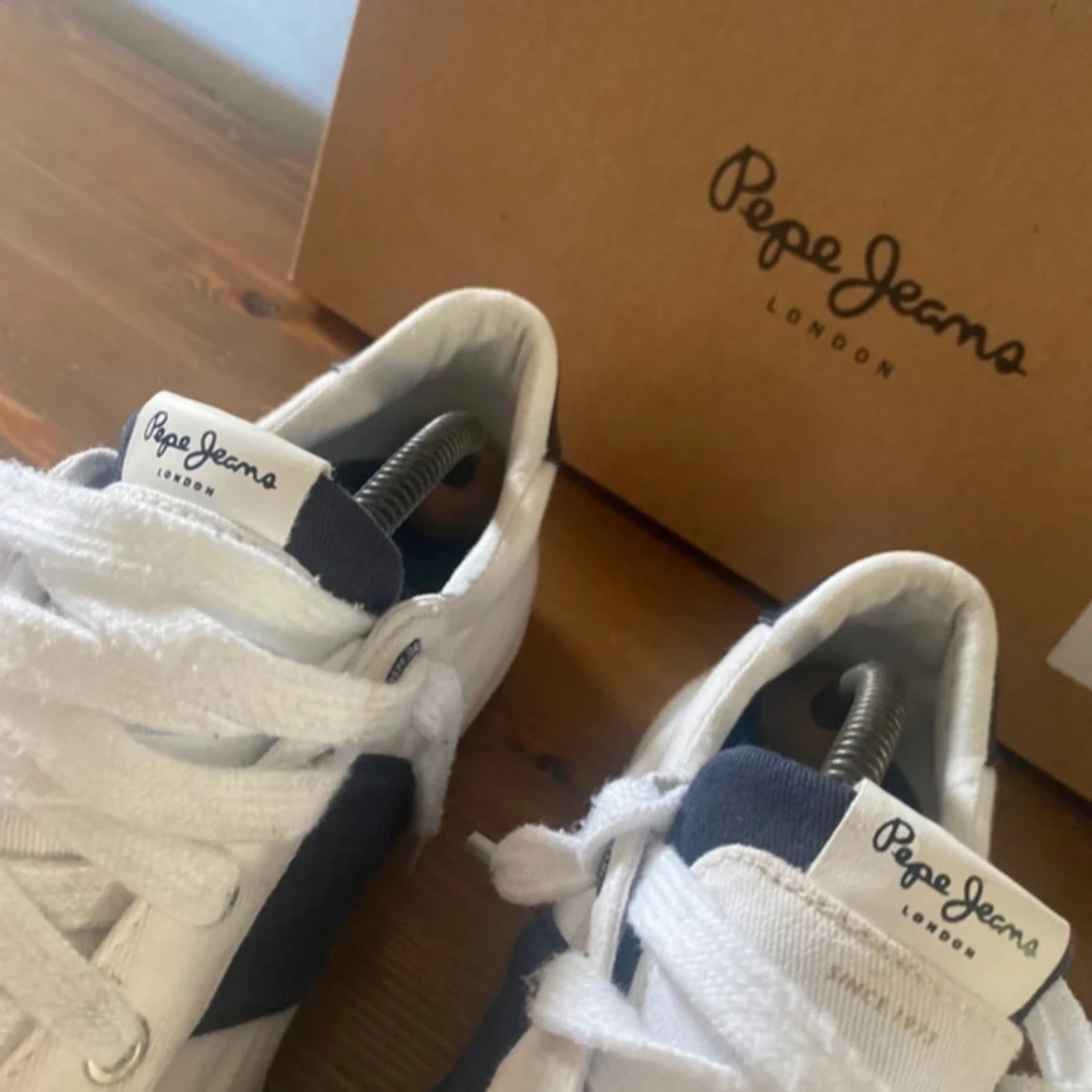 Vita och blå sneakers från Pepe Jeans - 91