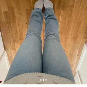 Ljusblå jeans med bootcut - Gina Jens low waist, pris kan diskuteras