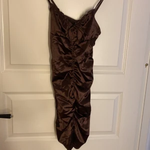 Skimrig brun klänning - Superfin partyklänning endast använd en gång! Storlek s🤎