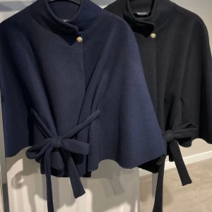 Missäy kappa, poncho  - Super snygg , elegant och populär kappa/poncho, Marinblå från Missäy. Knappt använd , köptes i början denna hösten 🩷 den är tunn och passar bra till höst, vår och finare tillfällen 
