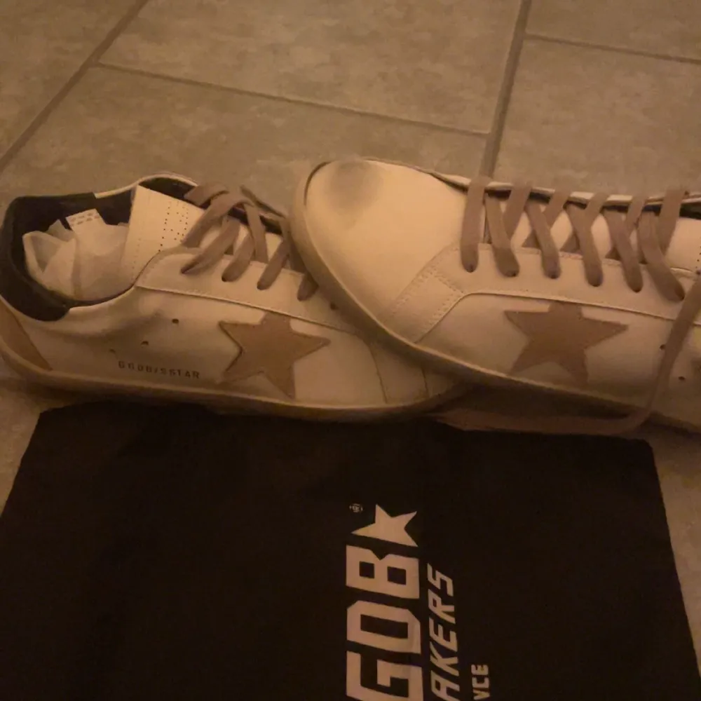 Säljer ett par Golden goose. Dom är helt nya och i det är i bra skick och kommer med originalpåse.. Skor.