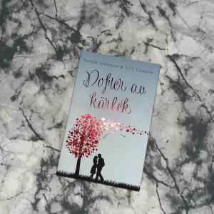 Doften av kärlek - Boken 'Doften av kärlek' av Natalie Anderson och Lucy Gordon handlar om romantiska berättelser med karaktärerna Sebastian & Ana samt Dante & Ferne. Den utforskar teman som passion, hemligheter och kärlekens kraft. Perfekt för dig som älskar romantik och drama. Pocketformat. Priset går att diskuteras☺️