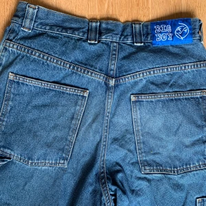 Blå jeans från Big Boy - Säljer ett par blå jeans, skate stil,  från Big Boy. De har en loose fit och är i bra skick men ett hål i ena byxbenet längst ner (se bild). Se även mina andra två annonser.