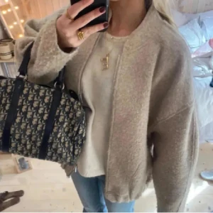 Beige teddyjacka - Mysig beige bomberjacka i teddy!!❤️❤️lånade bilder 