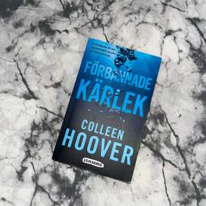 Säljer boken 'Förbannade kärlek' av Colleen Hoover. Det är en gripande roman om kärlek och relationer, perfekt för dig som gillar känslosamma berättelser. Följ Tate som inleder en hemlig relation med sin brors mystiska kompis. Pocketformat. ☺️