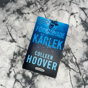 Förbannade kärlek - Säljer boken 'Förbannade kärlek' av Colleen Hoover. Det är en gripande roman om kärlek och relationer, perfekt för dig som gillar känslosamma berättelser. Följ Tate som inleder en hemlig relation med sin brors mystiska kompis. Pocketformat. ☺️