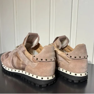 Valentino Rockrunner 🍾 - Säljer nu ett par snygga Valentino Rockrunner skor i färgen beige och storleken 41-42🎉Skorna är i grymt skick, 9/10 och alla nitar sitter kvar!! Skorna kostar kring 7000kr nypris och säljs för 2199kr🤩Hör av dig vid frågor eller funderingar!🍾