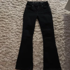 Svarta low flare jeans - Säljer ett par svarta low flare jeans i storlek S med längd 31. De har en låg midja och en snygg flare-stil. Perfekta för både vardag och fest❤️