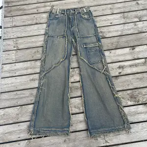 grön blå No faith jeans. Passar inte riktigt mig men är fortfarande otroligt snygga. Cond är så gott som ny. Storlek S men passar mig som burkar bära M skriv för mått 💍ÄKTA