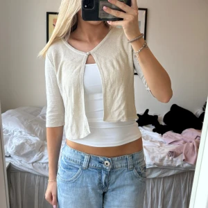 Kortärmad kofta - Unik kortärmad kofta köpt second hand i lite skimrigt tyg💕 Står ingen storlek men passar mellan xs-m!