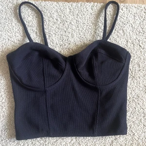 Fest topp  - Fin topp från bikbok kan användas till fest eller middag , storlek xs 