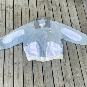 Davril supply jacka  - Gamal davril supply grail. Tvekar att den kommer kunna köpas igen, har lite miss färgning på kanterna av den vita muddarna annars bra cond. Jätte skön jacka underated märke 