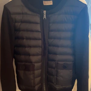 Moncler Cardigan  - säljer min moncler cardigan i storlek 1. Äkta, bevis finns. Bra skick🩷 skriv till mig vid frågor!