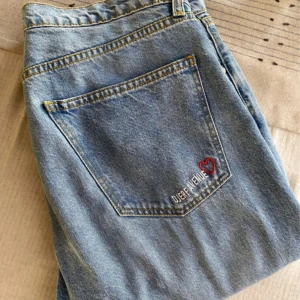 Djerf Avenue Jeans  - Relaxed Jeans Washed Blue från Djerf Avenue! 💕  Midjehöga jeans i en snygg tvätt, regular längd! I storlek 29, motsvarar storlek M. Funkar även på L eller S kan jag tänka mig, beroende på hur löst/tight du önskar att de ska sitta. 🫶🏼