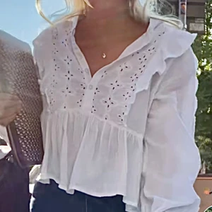 Volang blus  - Säljer denna jätte efterfrågade blus ifrån Bik Bok med fina söta detaljer. Den är endast använd en gång och det är på den sista bilden som är min egna. Dom första är lånade. Blusen är finast lite mer uppknäppt. Nypris typ 500 