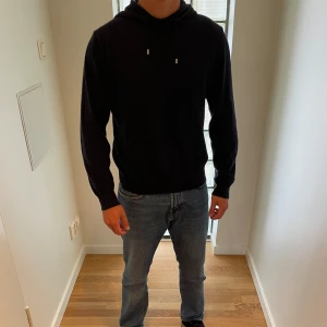 Marinblå cashmere hoodie - Säljer en marinblå cashmere hoodie från Yoox. Bra/använt skick, sömm har gått upp vid hoodiesnören, lätt att fixa. Nypris ca 1500kr