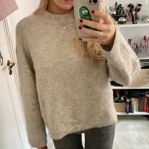 Stickad tröja  - Beige Stickad tröja i Wool och alpaca blend, köpt på hm för några år sedan. Storlek L passar S om man vill ha oversized. Nypris cirka 699.