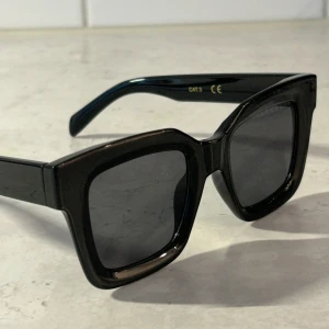 Solglasögon - Solglasögon, lite fyrkantinga med ”cat eye” Från glitter, aldrig använda 