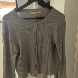 Kofta - Jätte skön kofta från lager157 som har ett hål men är enkelt att sy ihop, storlek m men passar även L eller S❤️