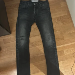 Jacob cohen jeans - Säljer dem här as feta jacob cohen jeansen. Skicket är 10/10. Hålen i jeansen man ser på första bilden är meningen att dem ska vara där. Dem sitter slim. Sänker pris vid snabb affär👍🏻