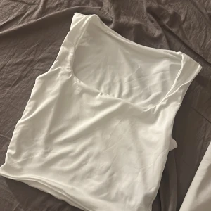 Vit tröja  - Vit topp aldrig använd pga fel storlek, gick ej att returnera den heller 