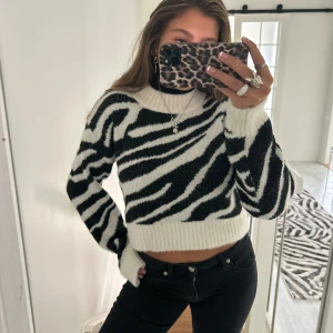 stickad zebra tröja - en stickad tröja med zebra mönster, från nakd, jättemysig!!