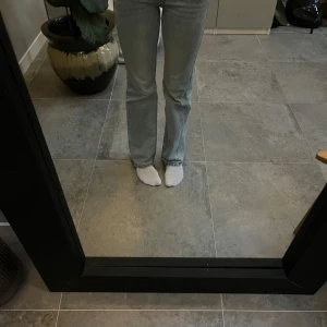 Blå jeans hm - Säljer dessa skit snygga jeansen från hm som är low waist och bootcut. Tyvärr så kommer dem inte till användning längre😍