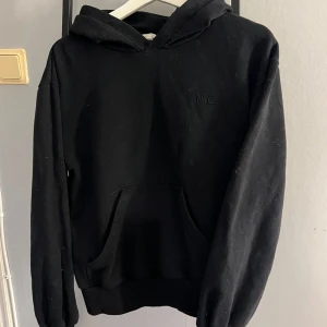 Svart Hoodie från H&M - Använd fåtal gånger, storlek 158/164 men stor i storleken så passar även S💕 