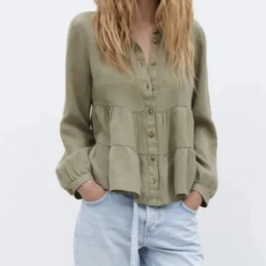 Blus  - Blus med knappar från zara. Säljer för 170+frakt