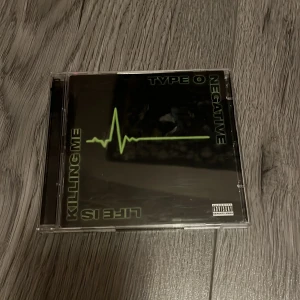 Type o Negative: Life is killing me CD - Life is killing me, 2 skivor.  Skivfästerna på båda sidorna e trasiga tyvärr. Men i övrigt rätt okej skick 