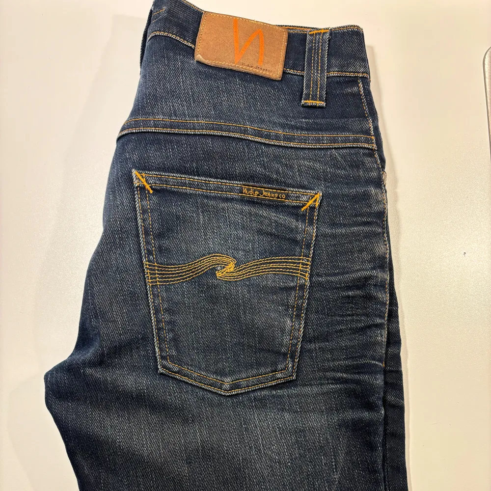 Säljer dessa schysta jeans från Nudie Jeans. | Jeansen är i nyskick utan deffekter. | Dom är i storlek 30/32 men är lite korta i längden. | Skriv vid  funderingar. 👍🏻 . Jeans & Byxor.