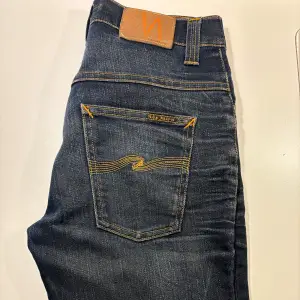 Säljer dessa schysta jeans från Nudie Jeans. | Jeansen är i nyskick utan deffekter. | Dom är i storlek 30/32 men är lite korta i längden. | Skriv vid  funderingar. 👍🏻 