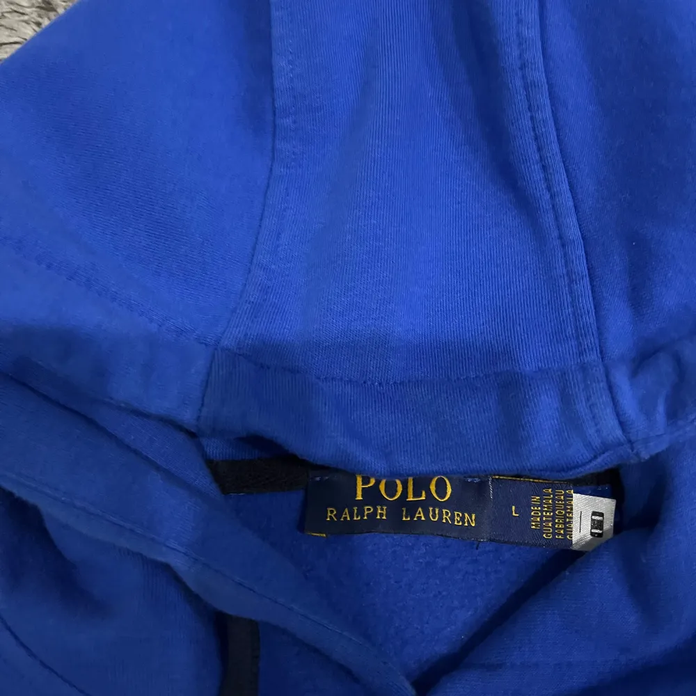 Trendig Ralph lauren hoodie som är perfekt inför hösten/vintern! Tröjan har aldrig kommit till användning och bara legat i garderoben så inprincip ny!Vid fler frågor kontakta oss✔️. Hoodies.