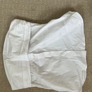 Topp - En snygg bandeau topp i skjort liknande matrial och utseende. 💓💓