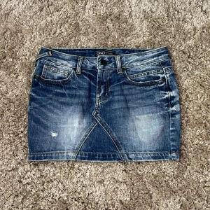 jeanskjol - från only, storlek w26 vilket motsvarar ca s men passar nog även xs, midjemått rakt över är 36 cm, aldrig använd 💝