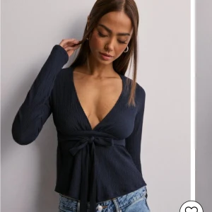 Jättefin tröja från Nelly - Säljer denna jättesnyggs tröjan från Nelly, säljer pga att den aldrig kommer till användning 💕💕 pris kan diskuteras ( använd ett fåtal gånger så är i toppskick )💕