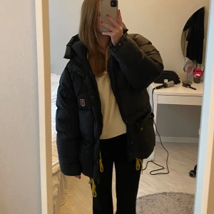 Fjällräven jacka - Fin fjällrävenjacka i bra skick!⭐️ Har används sparsamt två vintrar och finns därav tecken på användning, men inga defekter alls såsom hål, repor osv. Väldigt stor i storleken och passar upp till S/M om man har det vanligtvis💞