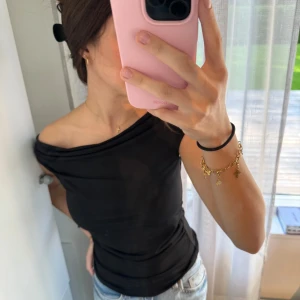 Asymmetrisk topp  - Assymetrisk topp från BIKBOK som går att justera ärmarna på. Fin i materialet och använd endast en gång. Perfekt i storlek 😊